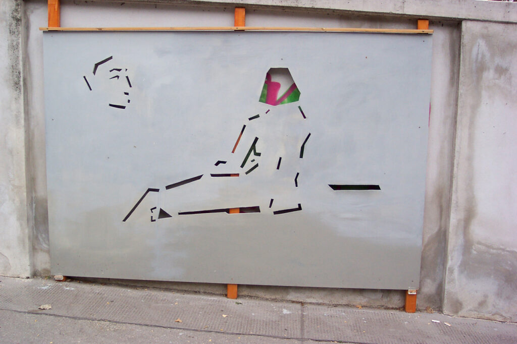 Florian Leibetseder, Projekt "Annäherung" an der Mauer des Theresianumparks, 1040 Wien, 185x280cm/ Pressspanplatte mit Einschnitten/ 2007